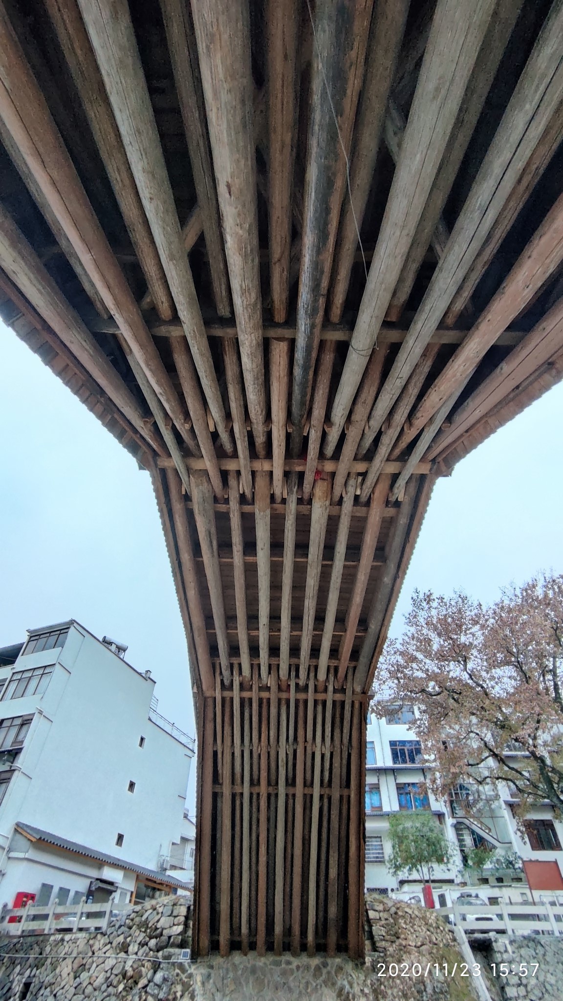 廊桥之乡的泰顺薛宅桥始建于明代2016年在莫兰蒂台风中被洪水冲垮2017