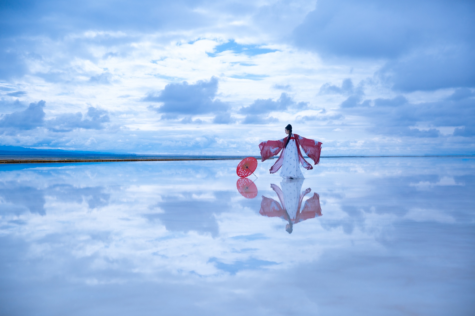 茶卡盐湖茶卡天空壹号景区是国家aaaa级旅游景区,位于茶卡盐湖东部,是