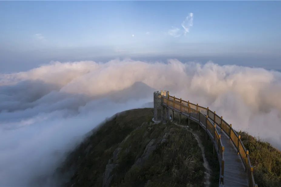 彩虹卧霓屿山尖揽海胜