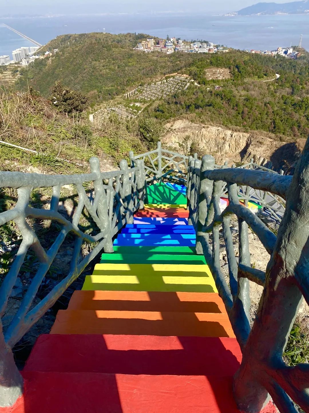 彩虹卧霓屿山尖揽海胜