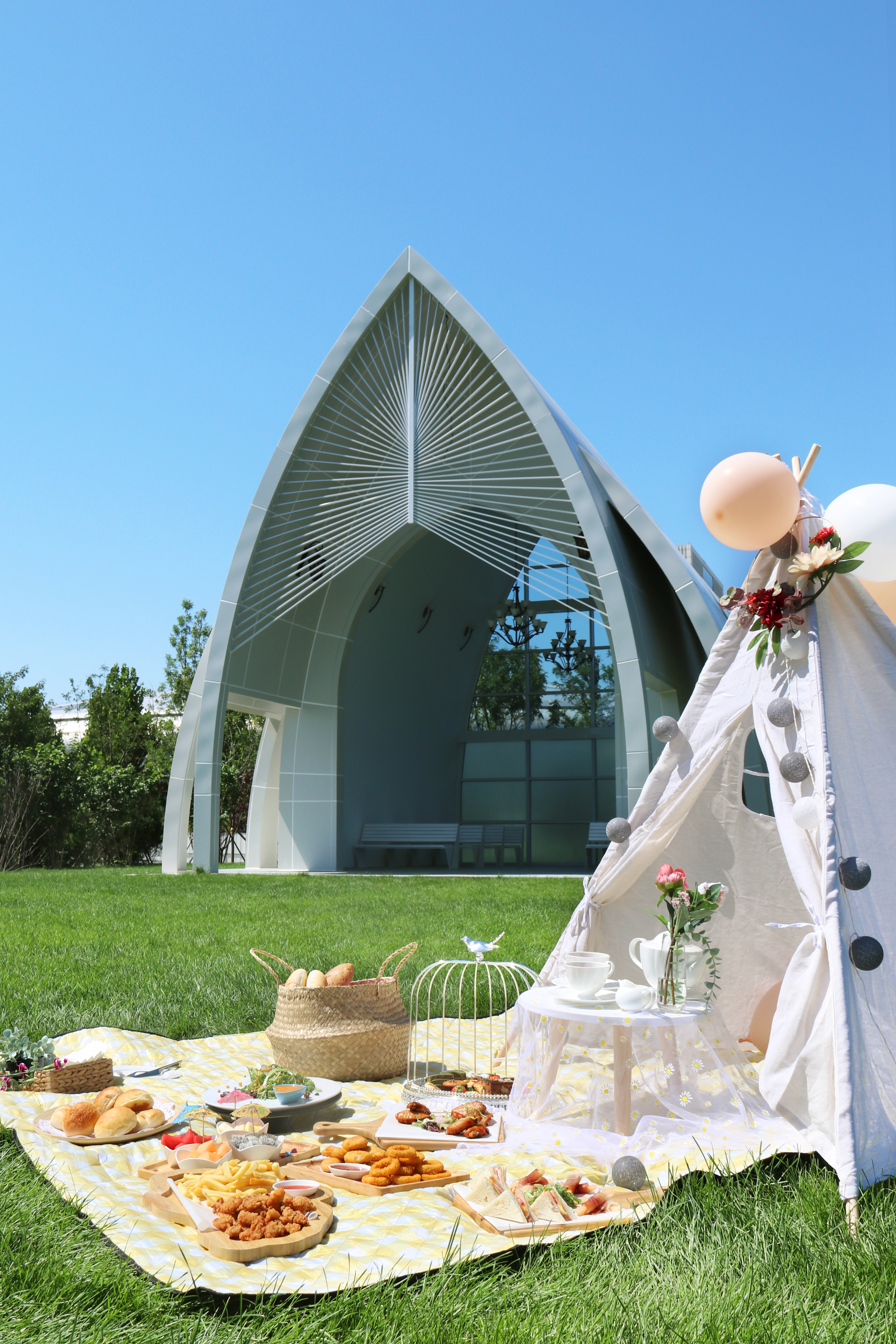 轻奢漫享秦皇岛万怡户外野餐草坪花园场地含24人份野餐食物帐篷餐垫等