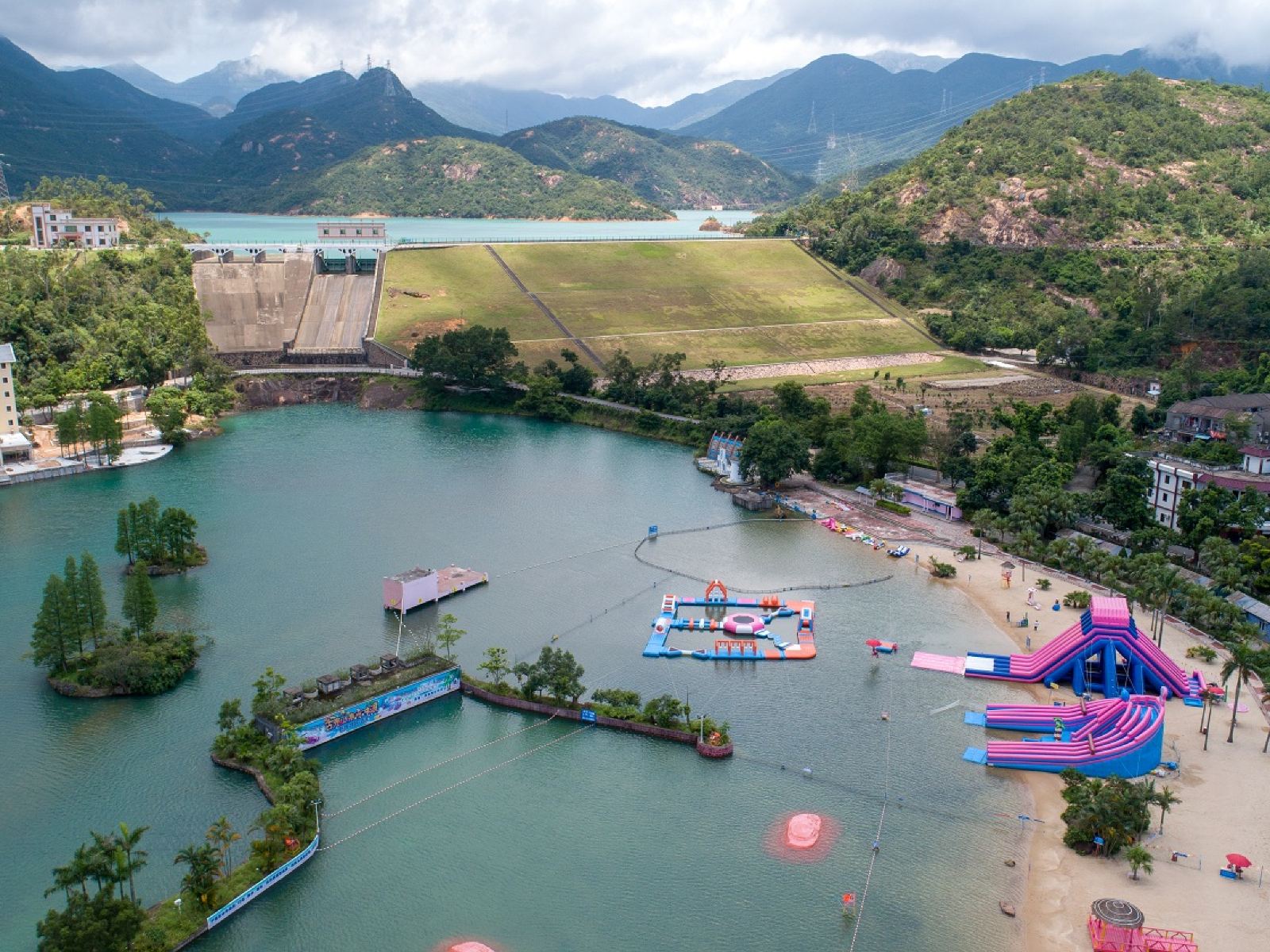 古兜山泉水世界是广东省的天然山泉水上乐园.