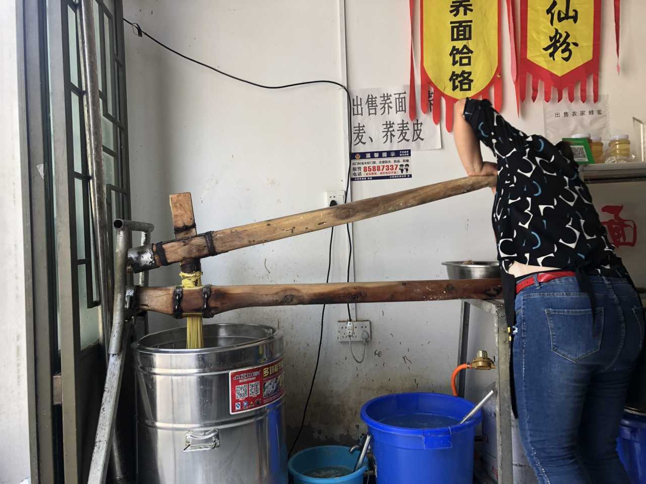 压饸饹是一件技术活儿