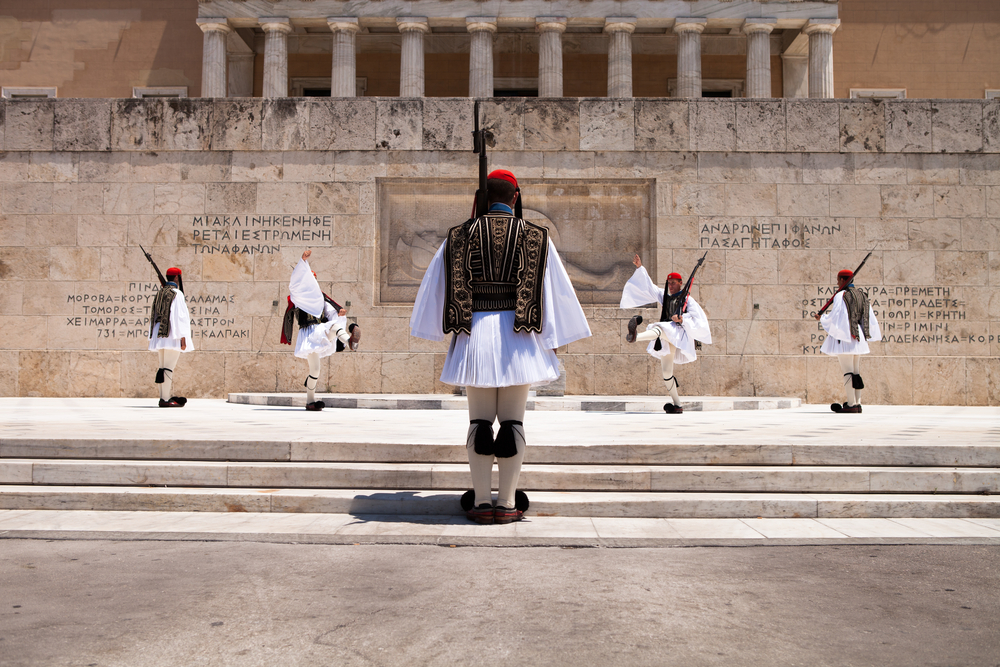 希腊卫队或 evzones是在希腊议会的总统卫队成员,他们已经成为雅典