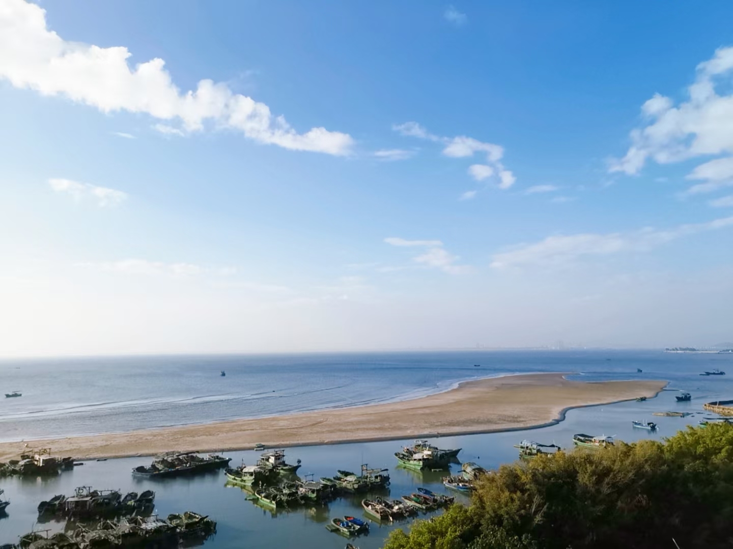 茂名架海灯塔白色拖尾沙滩