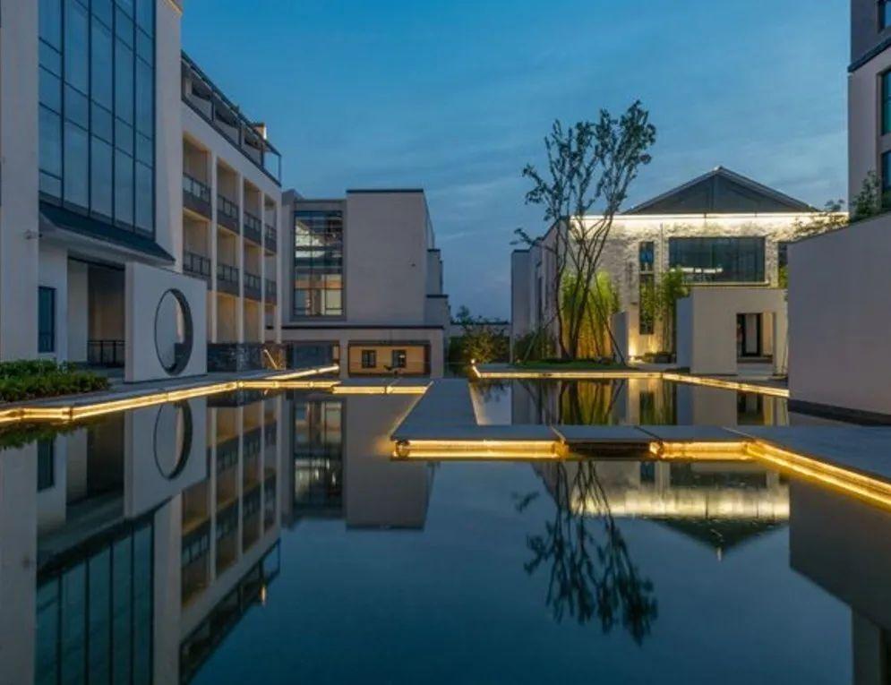 上饶婺源水墨上河酒店2天1晚住宿含双早水墨上河门票徽式建筑灰白瓦墙