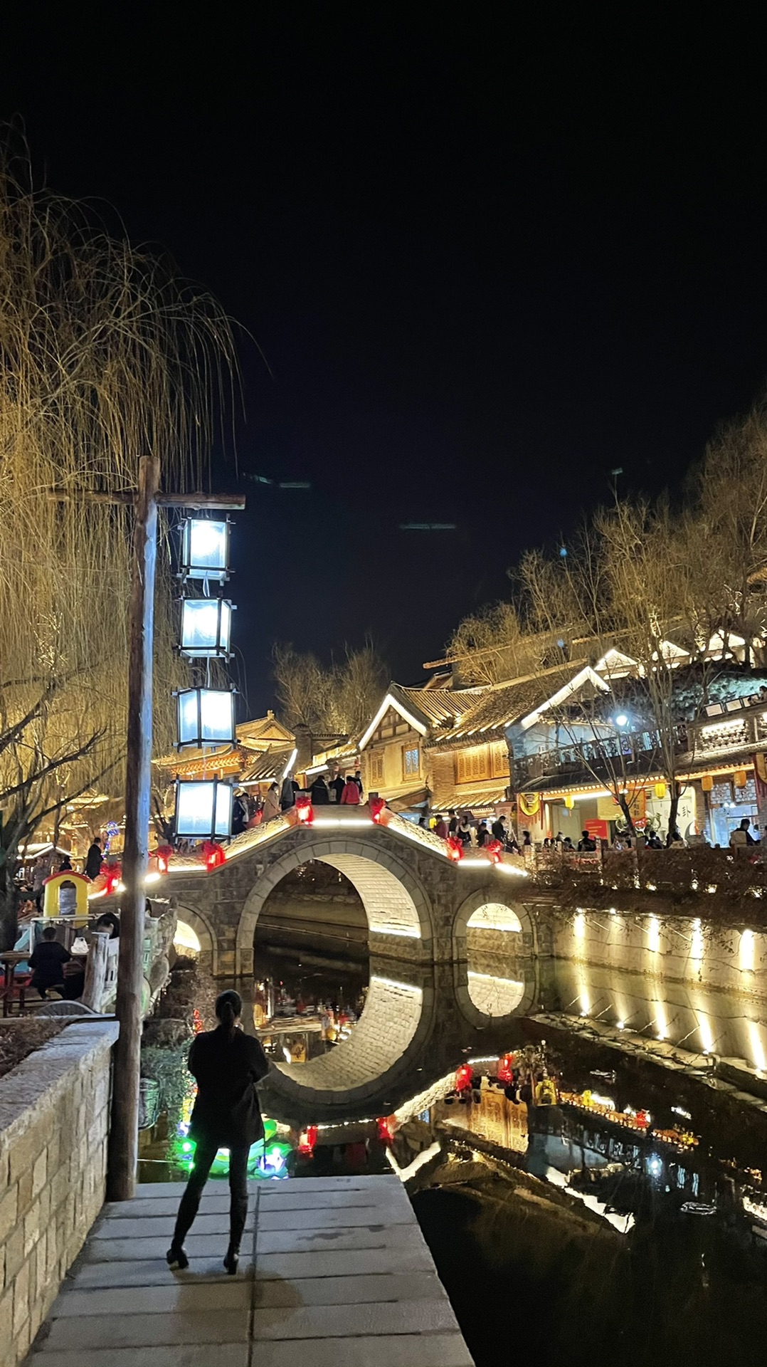 沂水彩虹小镇夜景图片