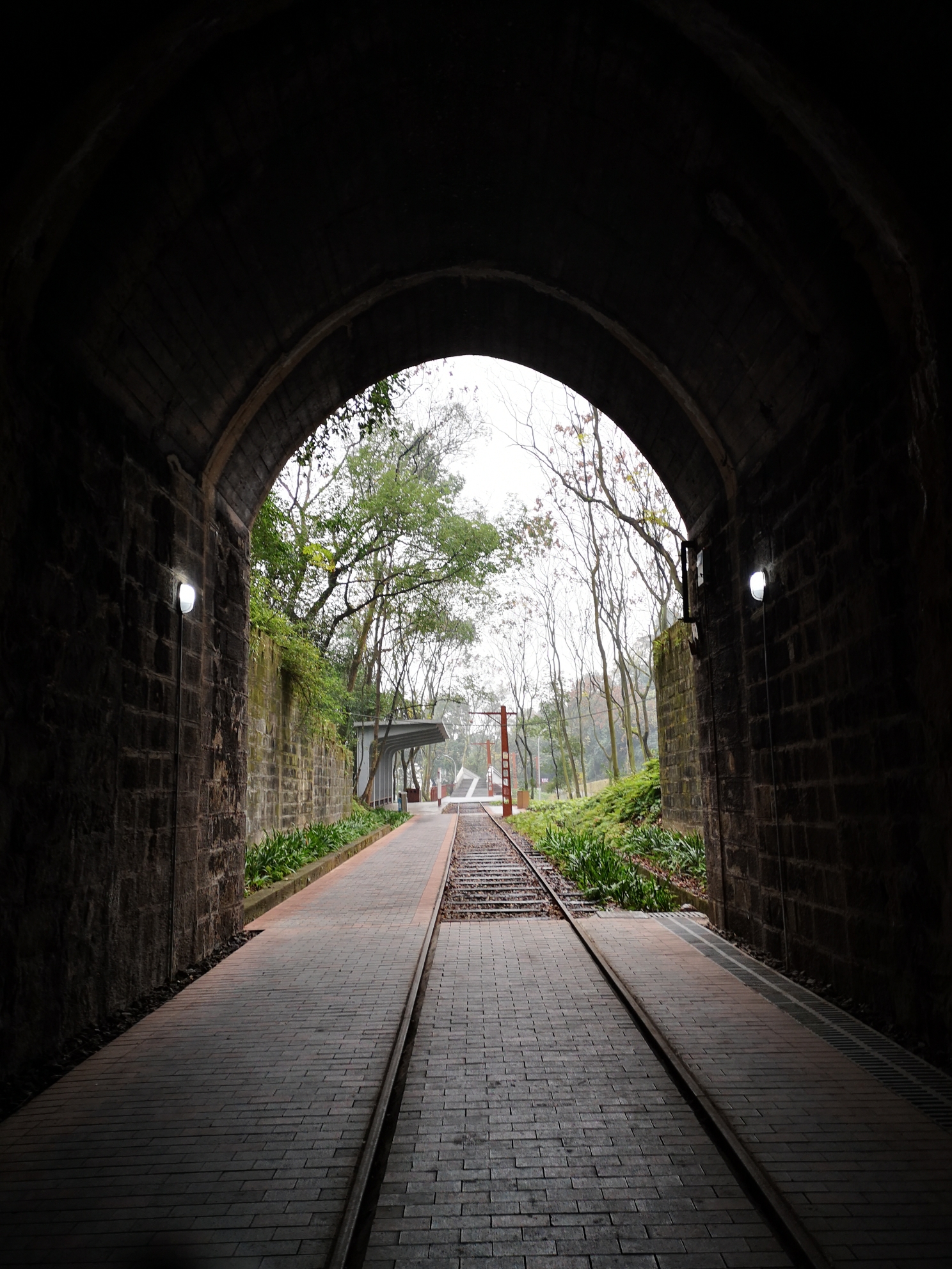 傳說中的千與千尋隧道之渣滓洞隧道霞姐重慶遊之渣滓洞隧道