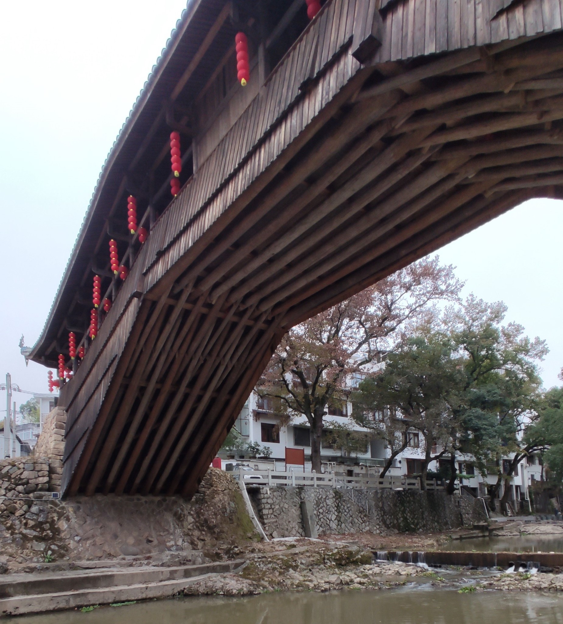 廊桥之乡的泰顺薛宅桥始建于明代2016年在莫兰蒂台风中被洪水冲垮2017