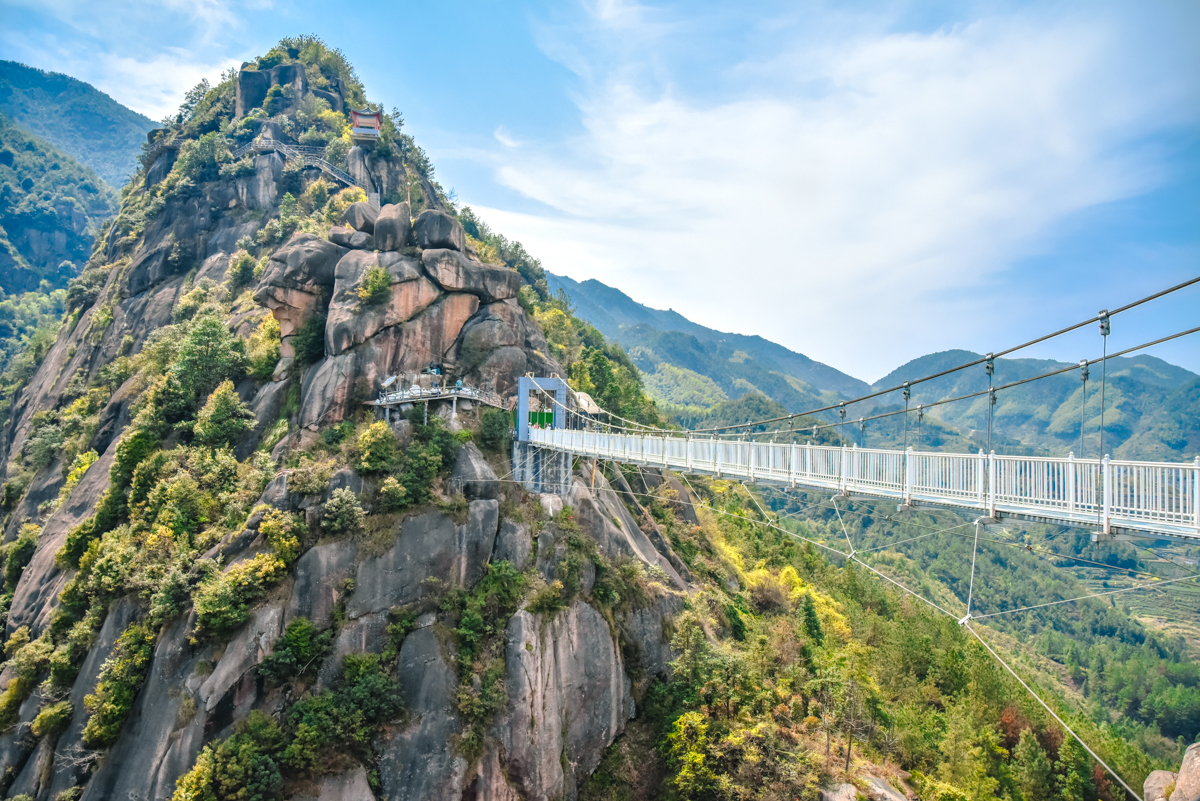 蛟龍大峽谷景區位於縉雲縣胡源鄉,一路上山路盤旋,從村莊到綠林再到