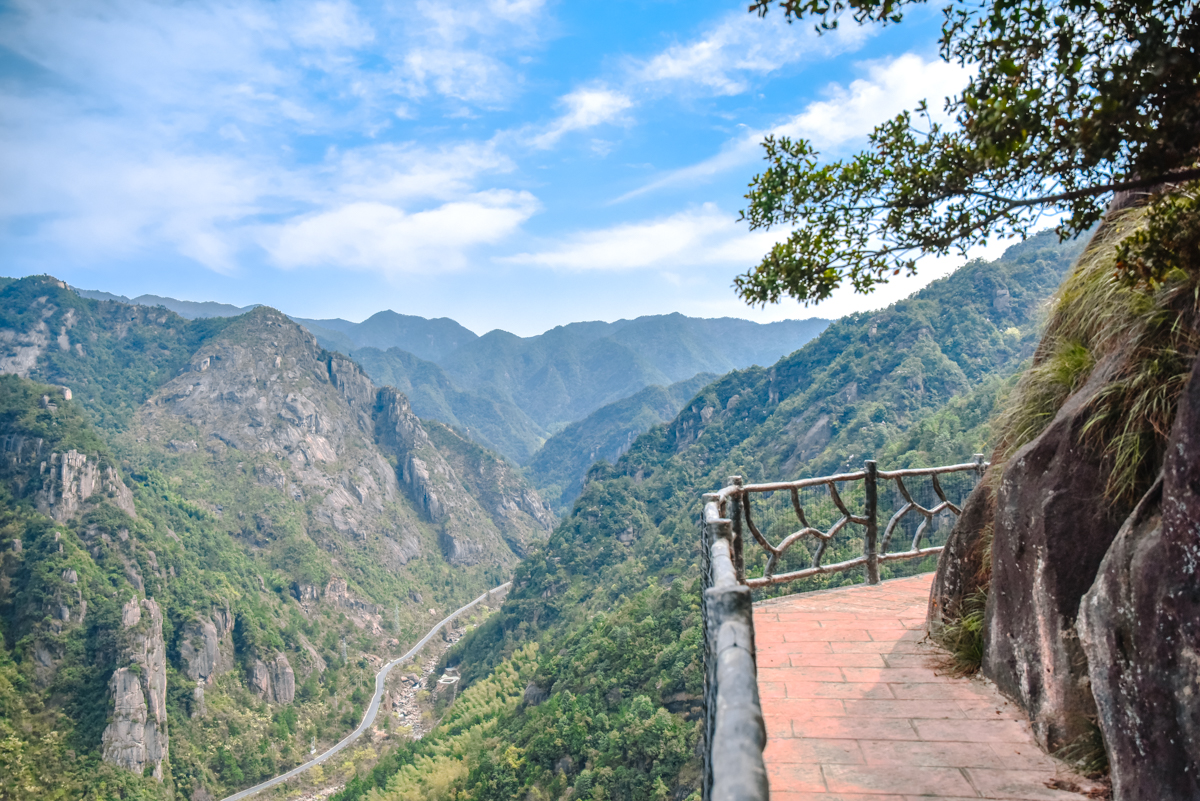 蛟龍大峽谷景區位於縉雲縣胡源鄉,一路上山路盤旋,從村莊到綠林再到