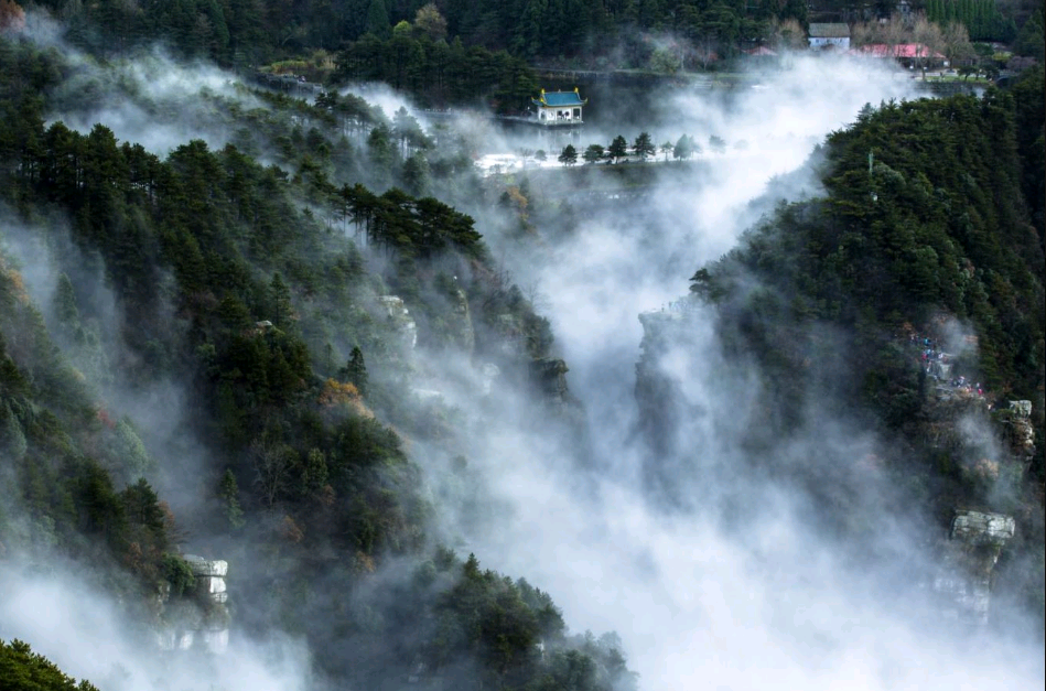 四正大方,内外厚重,四面无柱子都是石壁,结构独特