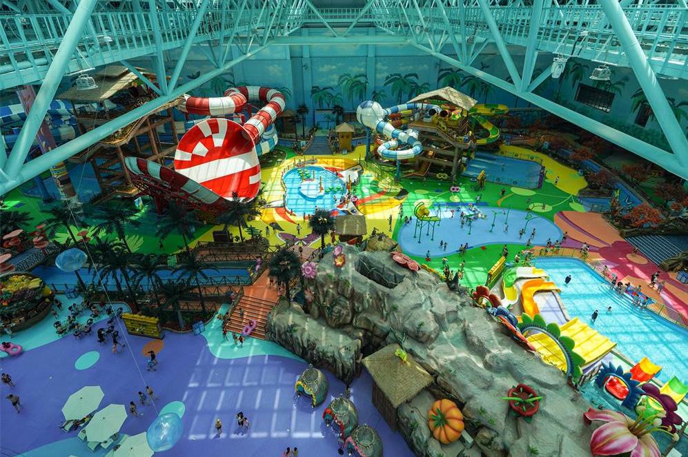 重庆融创水世界是大型全室内四季恒温水世界,2大主题游乐区,11项游乐