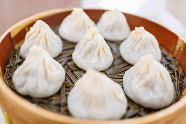 在一众无锡小吃中,最有名的就属小笼包了.