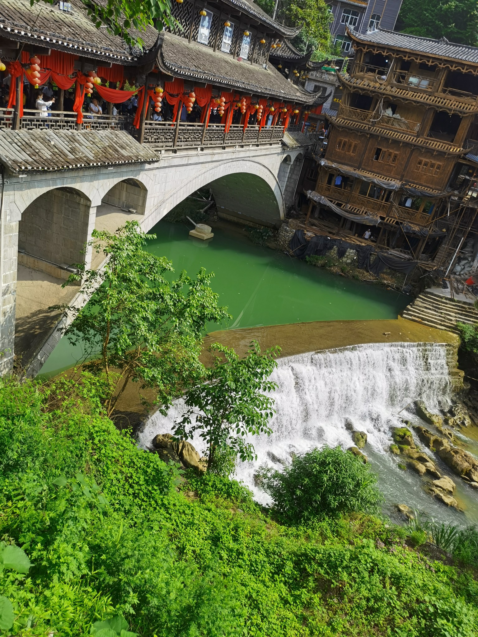 一家三口遇见芙蓉镇凤凰古城