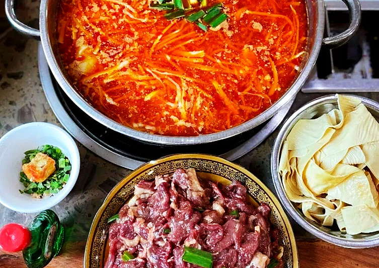 万峰林首家布依酸笋牛肉馆总店