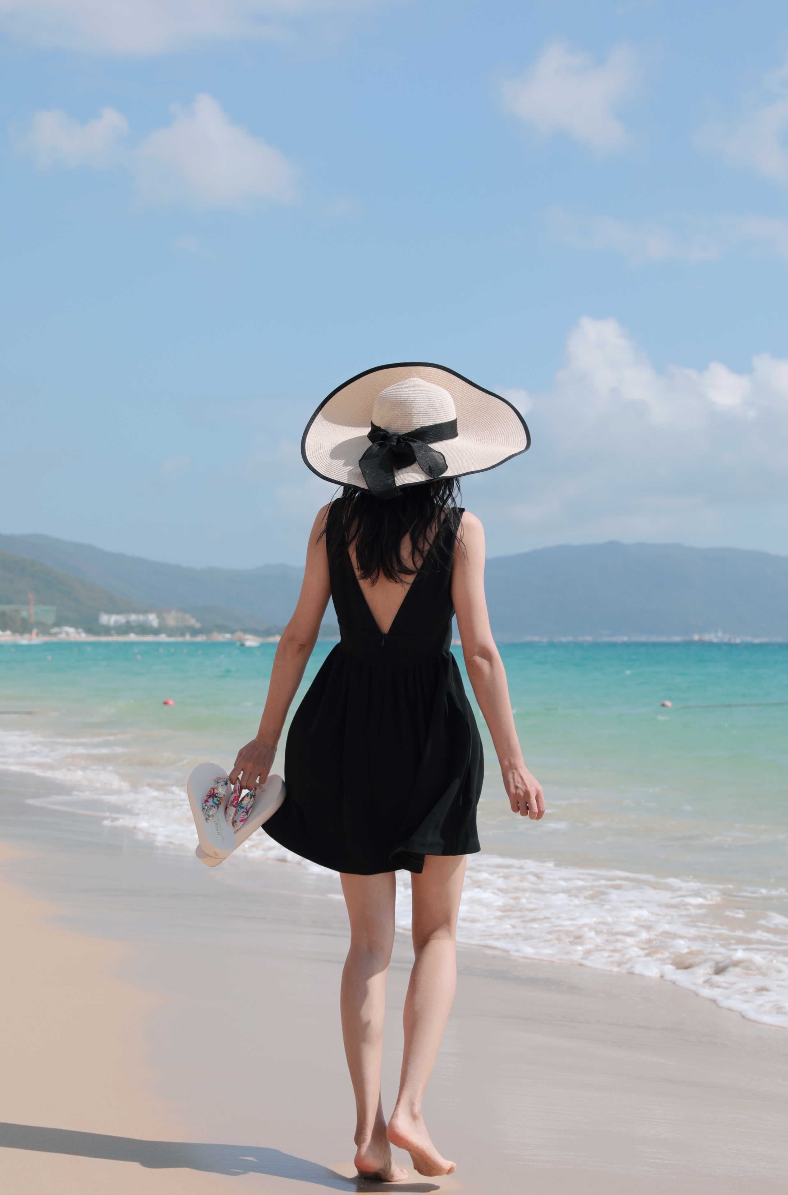 三亚旅游拍照衣服女海边度假沙滩裙超仙白色露背吊带连衣裙仙女裙 - 三坑日记