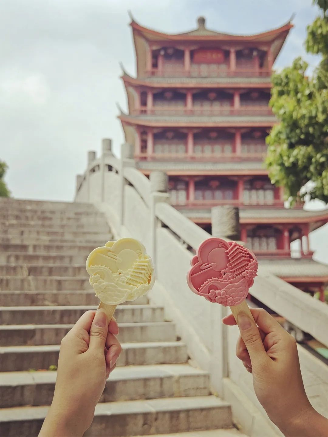 少女感满满的雪糕被甜蜜的凉气驱散一口冰淇淋下肚,燥热的心供你选择
