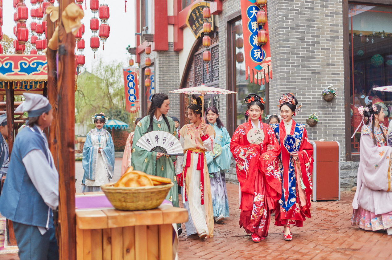 “三·八”节游方特 做“百变女神” 