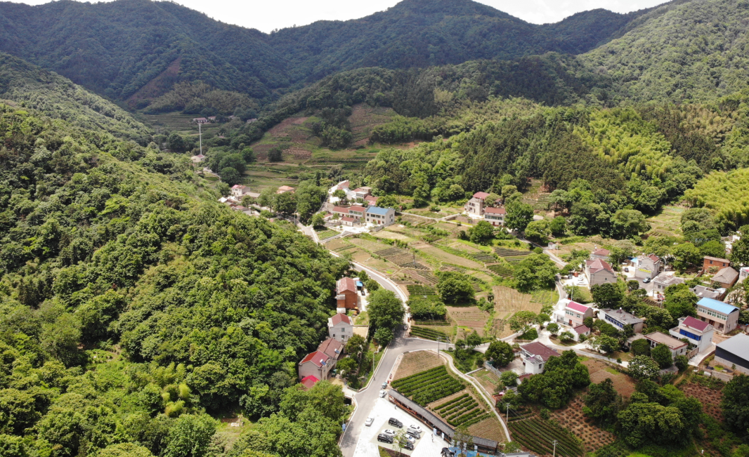峰峦叠嶂,森林茂密,去虎洞村寻"秘境" 柯坦镇虎洞村 青山环抱,绿水