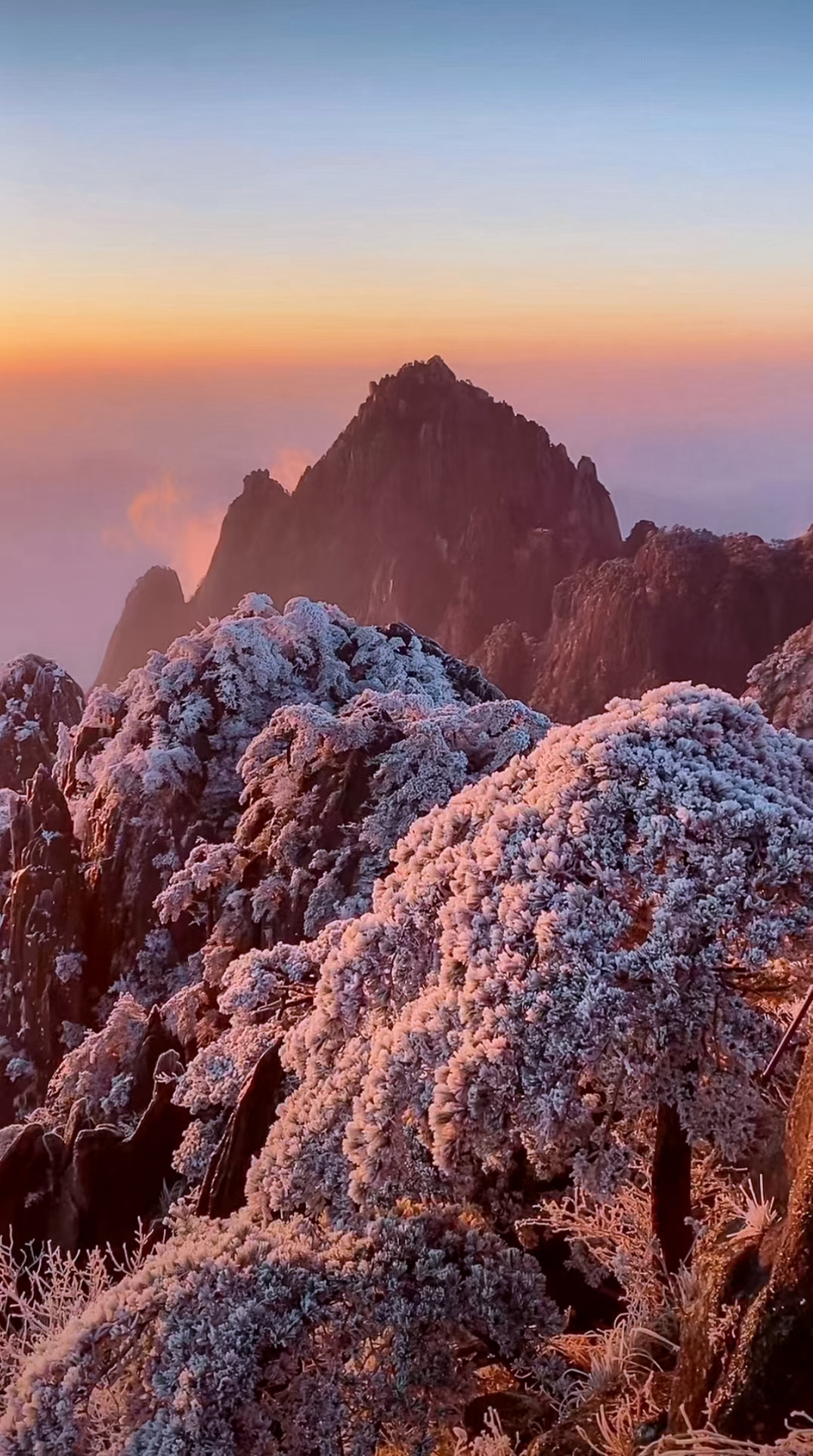 思窝山图腾黄山冬雪银装素裹下五彩缤纷的大千世界