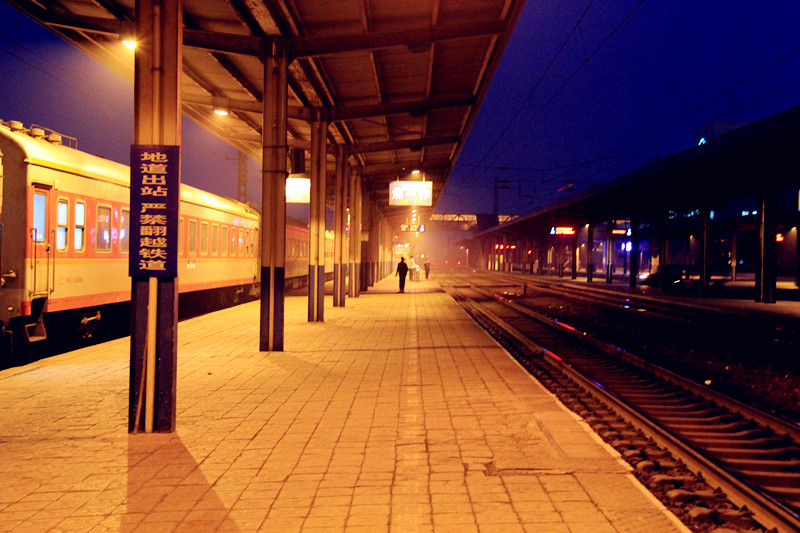 云台山位于河南省焦作市修武县,北京到焦作的列车每日三趟,均是过路车