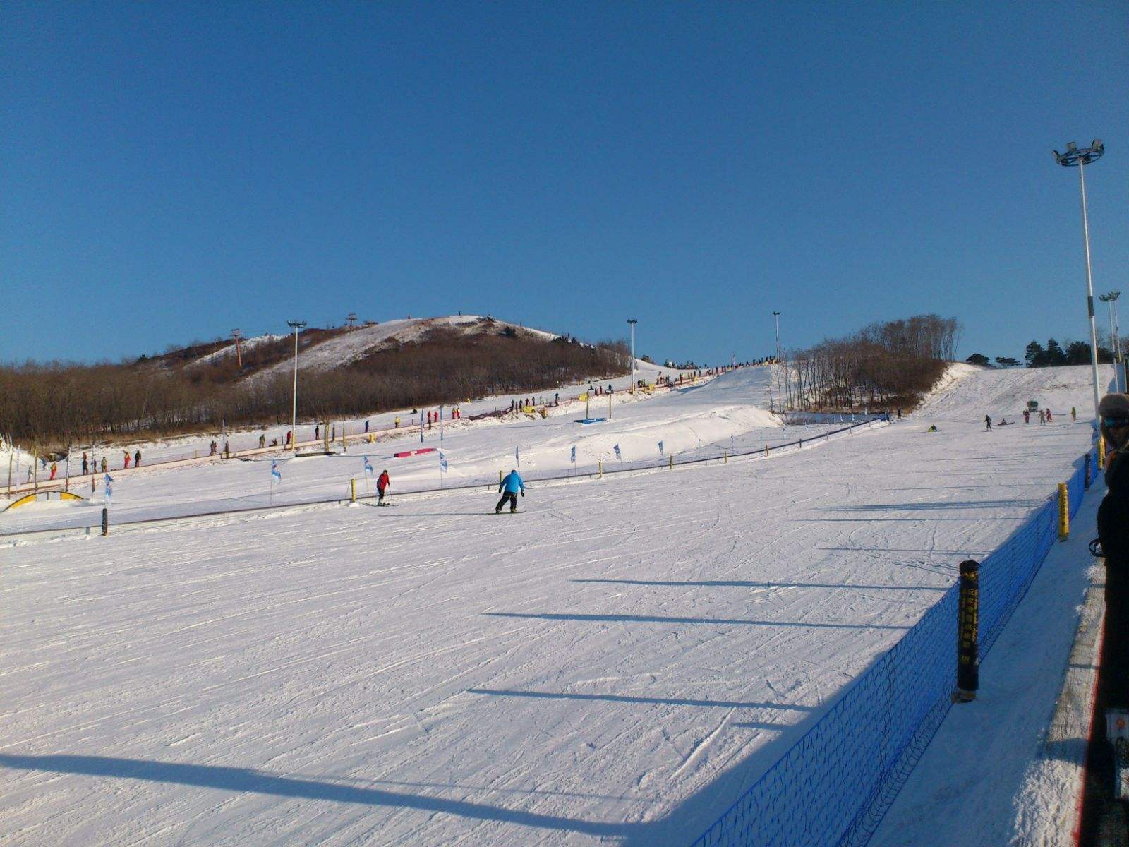 用雪板玩转沈阳超神奇的反重力奇观——怪坡滑雪场