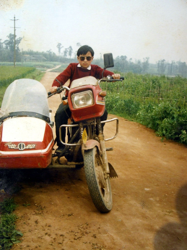 沒變過!90年代,自行車 摩托車是農村主要的交通工具.