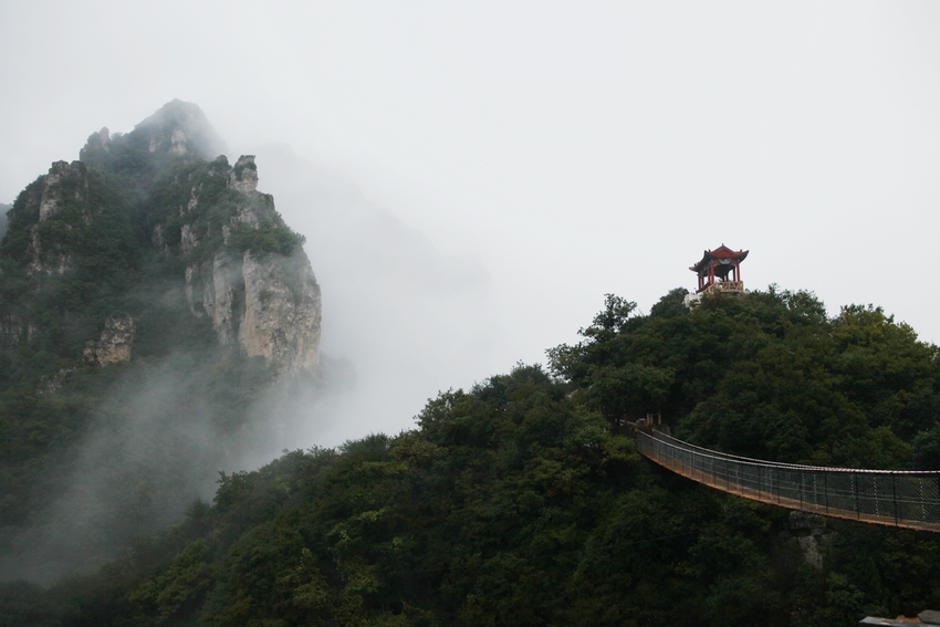 秋雨中的五老峰