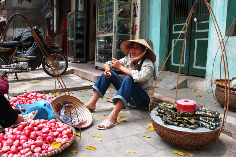 越南 很多人都是吃旅遊飯的,男人一般開摩的,女人在挑擔買水果什麼的