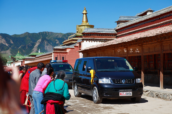 看到了十一世班禅额尔德尼·确吉杰布,三步一岗,上千规模的警卫,所以