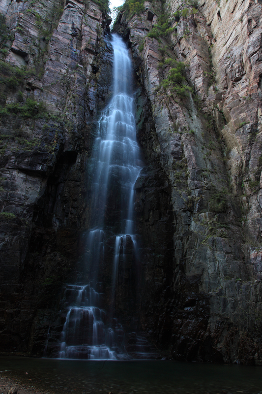 两壁悬岸高118—125米,绝壁西是一挂落差120米的瀑布,名为磨剑峰瀑 