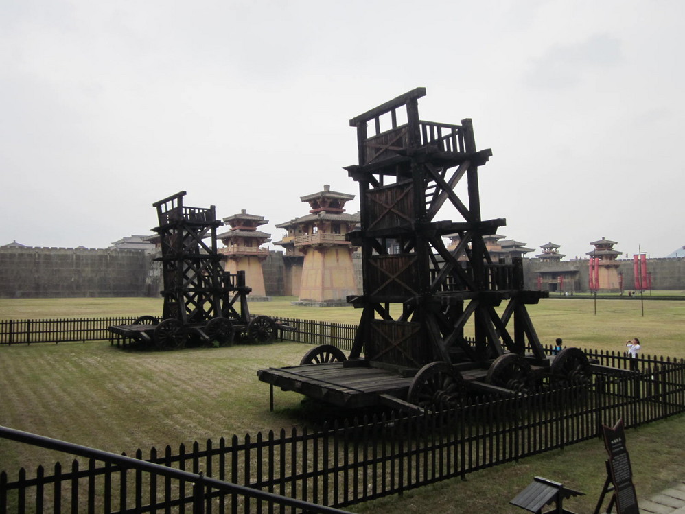 这个是无极里关张柏芝的笼子·上面写取景十元,最后才知道,穿衣服拍照