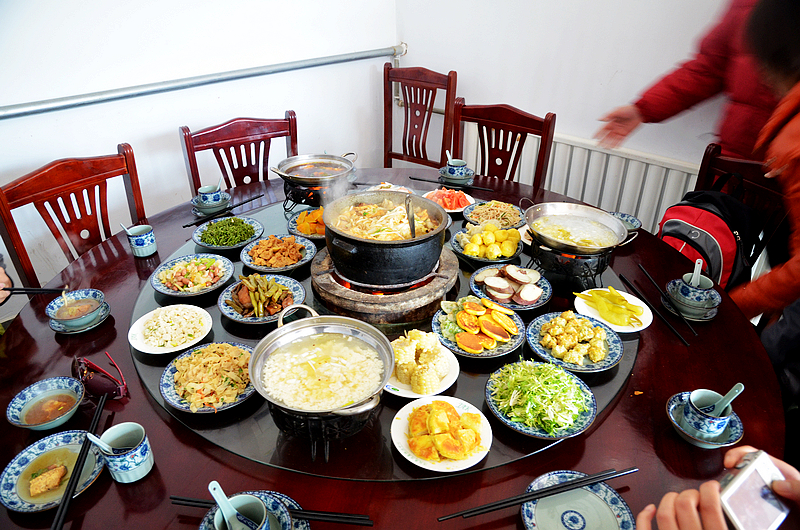 冬日暖阳下逛永宁古城,吃豆腐宴蹬燕羽山