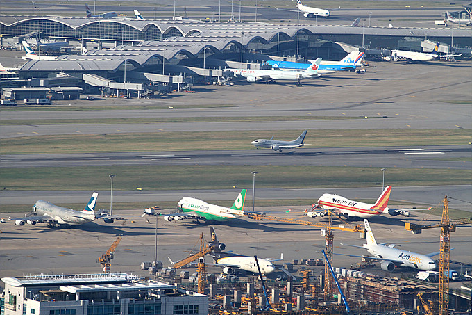 香港大屿山:在空中拍摄飞机起降