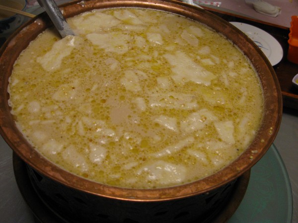 蒙古果子,用牛奶,黄油,嚼口和面炸制的,奶香四溢,唇齿留香现在还有