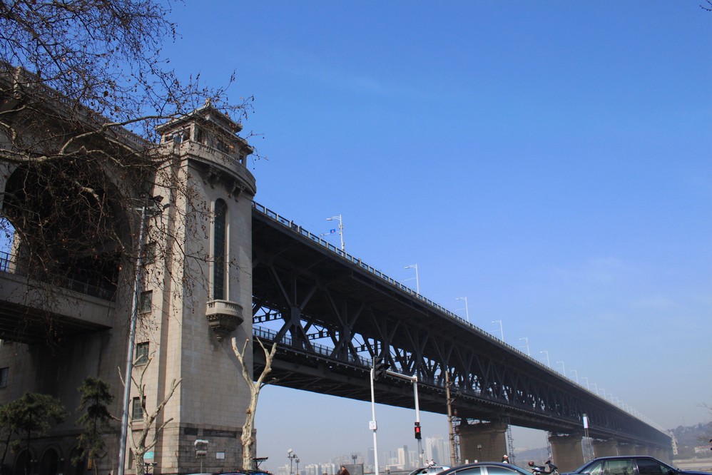 其实站在司门口的天桥上,就可以将两边的景色尽收眼底.