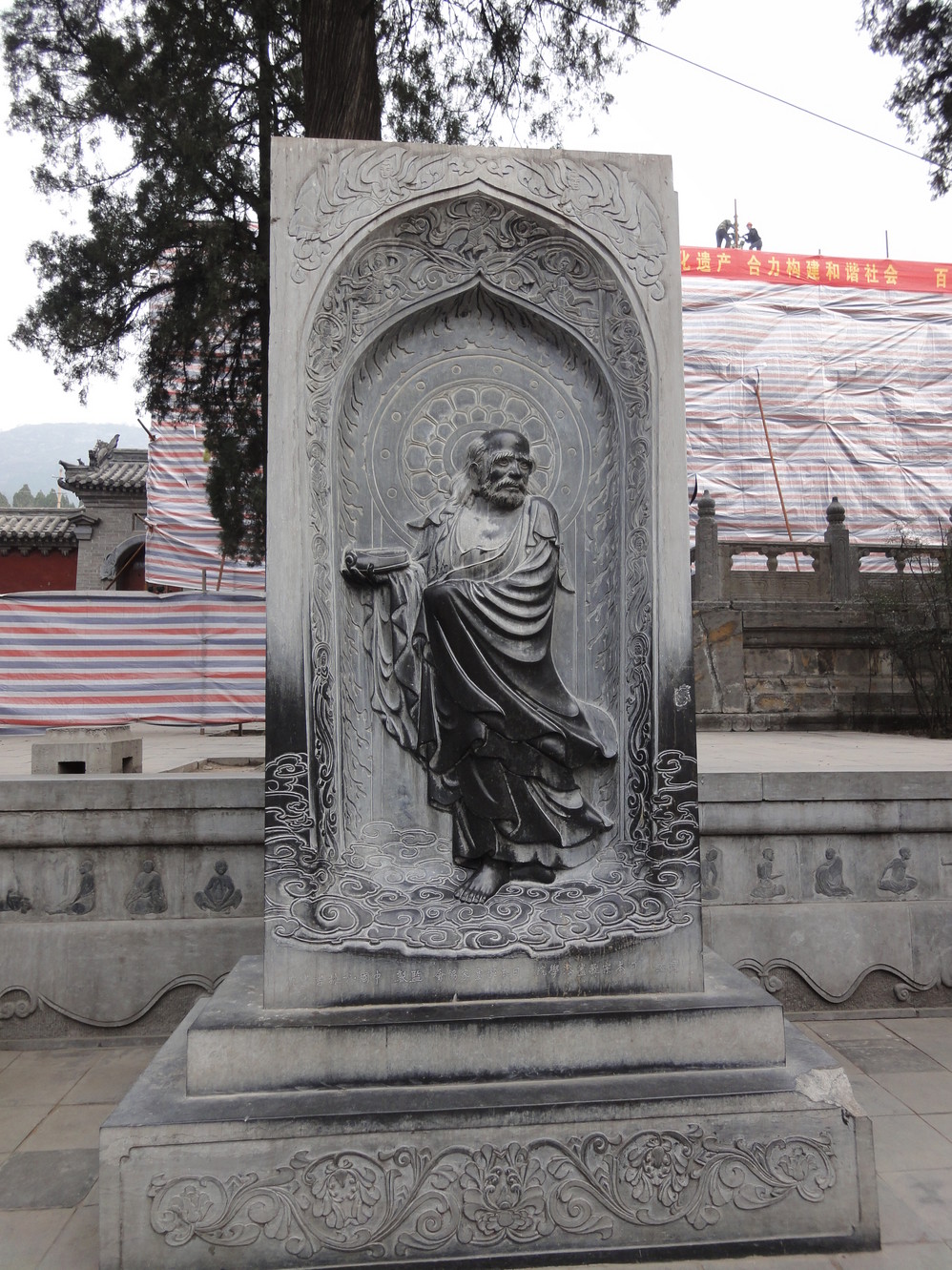 此为达摩祖师于达摩洞面壁九年的石头一日本  僧人所栽藏经阁内的卧佛