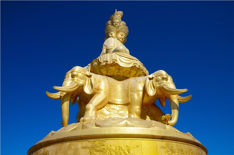 金顶四面佛这张图片有点像宣传照原文地址:***