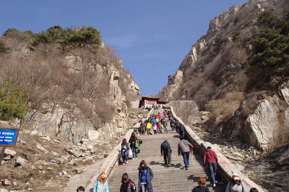 這是一顆比較有名的迎客松 在半山腰上雲步橋高山流水處步行至中天門