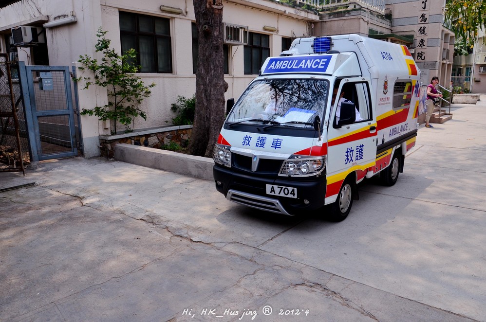 为什么车头"救护车"这三个字是倒着的呢?