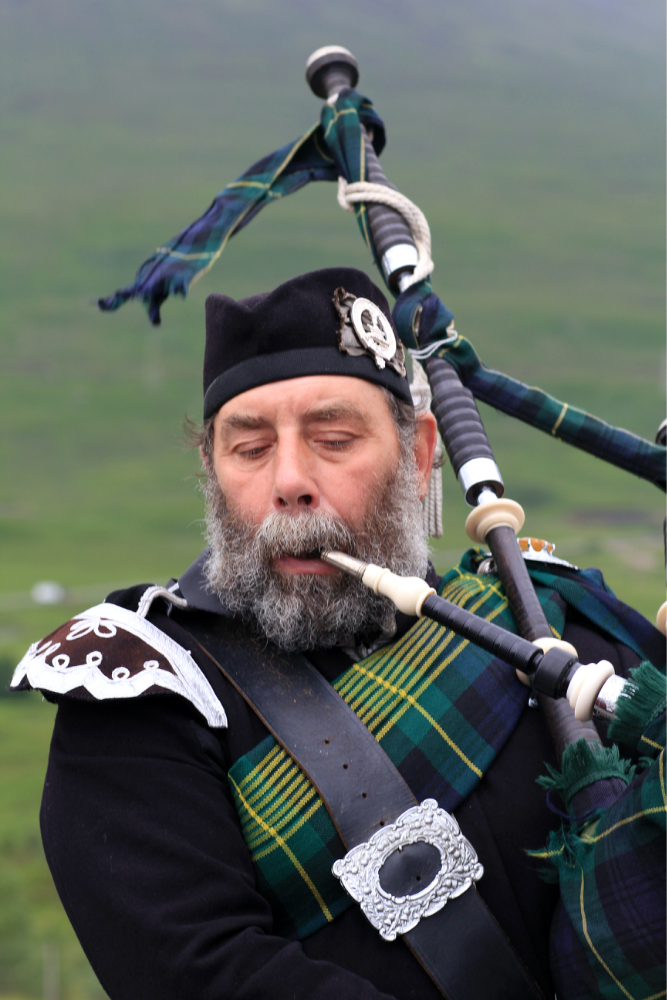 苏格兰高地的孤独风笛手