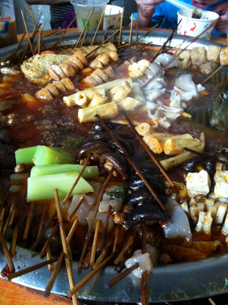 麻辣烫老板的儿子,现在负责主管,连服务员还是曾经的那些,"来一份半圆