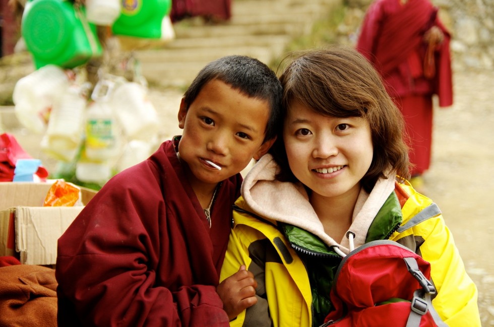 啃着猪蹄喝咖啡