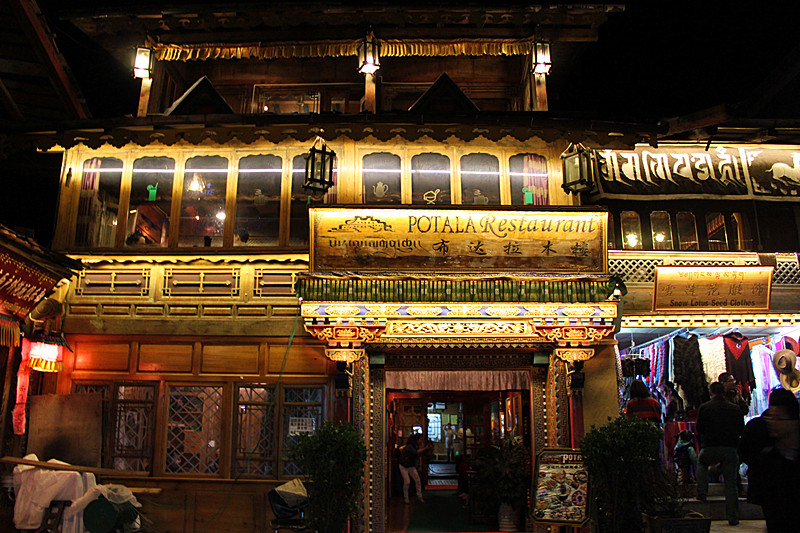 的杜克宗古镇非常的热闹,白天看上去一副要关门倒闭样子的餐馆,酒吧