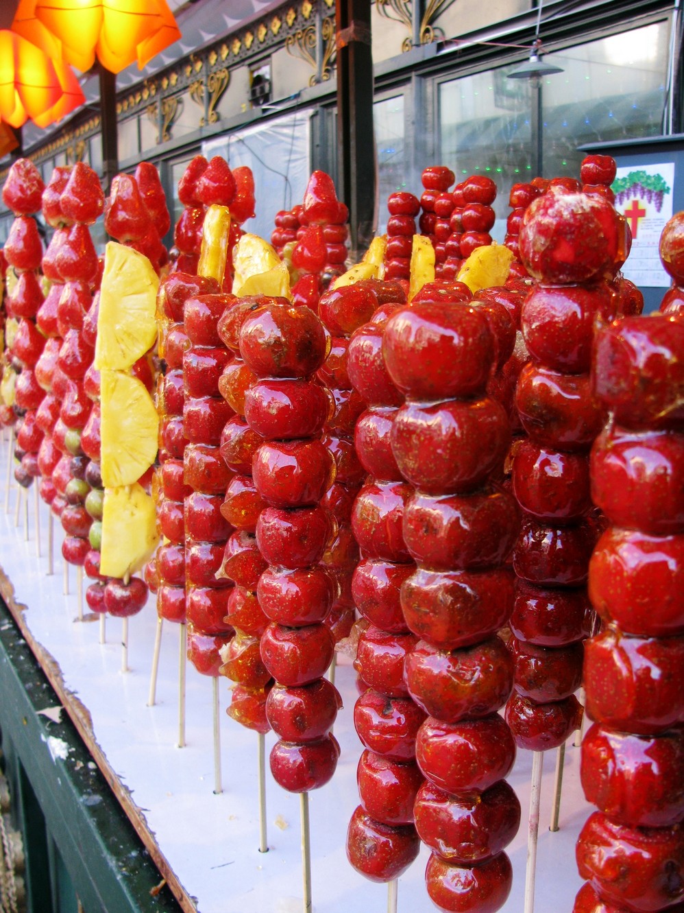 马迭尔旁的冰糖葫芦,很诱人↑ 马迭尔冷饮厅的凉糕和酸奶↑ 马迭尔