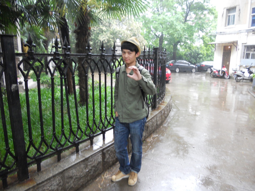 阿默一个人在路上