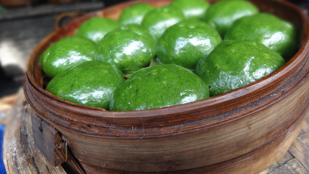 这些绿色的糍粑有咸的和甜的两种味道.2元一件.我们纯粹好奇买了2个.