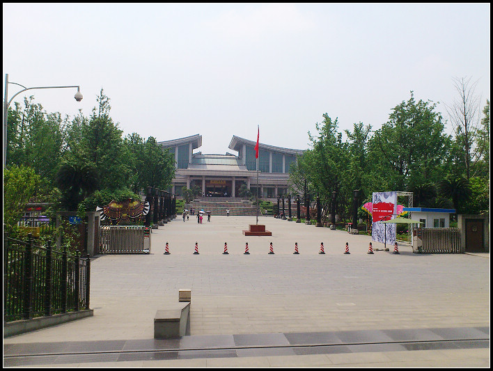 一个不陌生的地方,而且我们是过路的,还要坐上晚上成都的火车到西昌