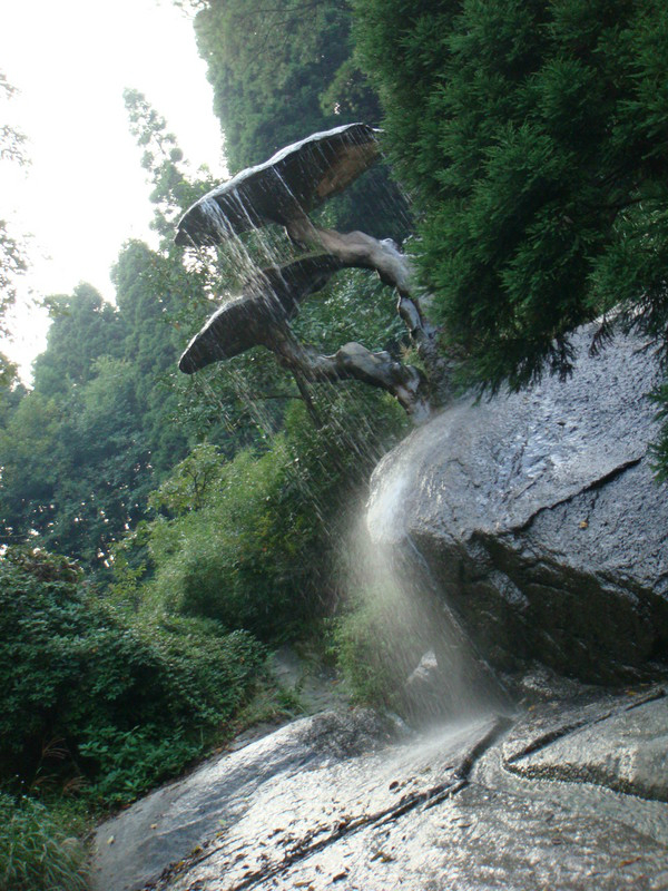 灵芝泉麻姑仙境下山时候又经过华严湖,今天风好像比昨天大呀出了衡山